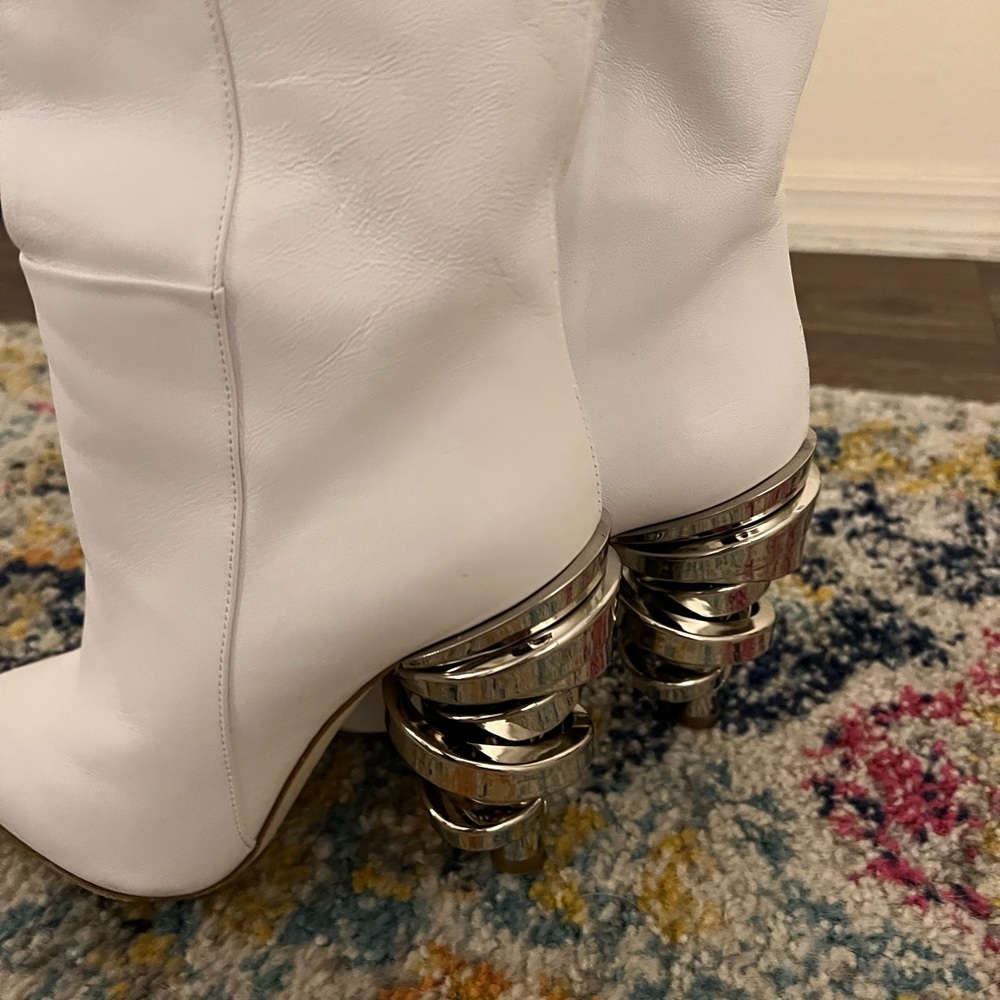 Keeyahri White Pointed Heeled Boots - Picture 5 of 14